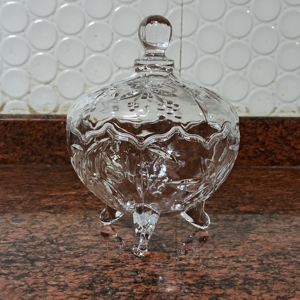 Cute n stylish crystal bowl with lid - Picture 1 of 6